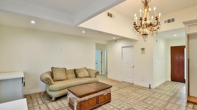 Building Photo - Spacious Home in Garden Grove for Lease