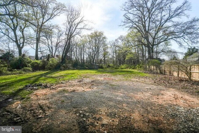 Building Photo - 8665 Center Rd