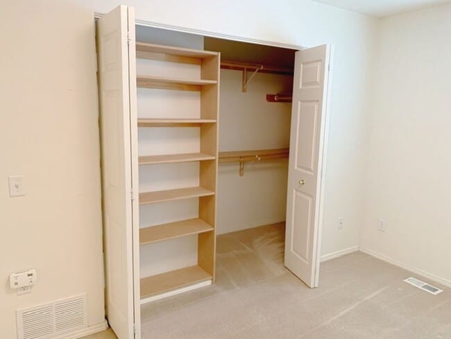 Building Photo - East Anchorage Townhouse with Yard, Garage, and W/D In unit! Close to JBER!