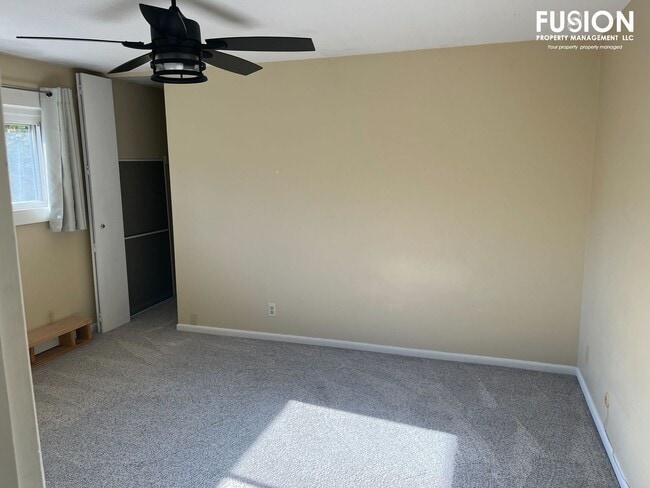 Building Photo - 3 Bedroom/2 Bathroom Condo Right Near Oakledge Park w/Pool!