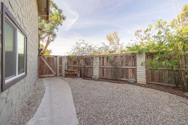 Building Photo - Rarely available gem now available in Bankers Hill - 1bed/1bath!