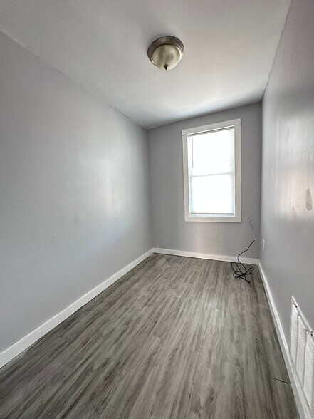Building Photo - 2647 S 68th St