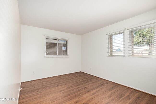 Building Photo - 3820 S Elm St