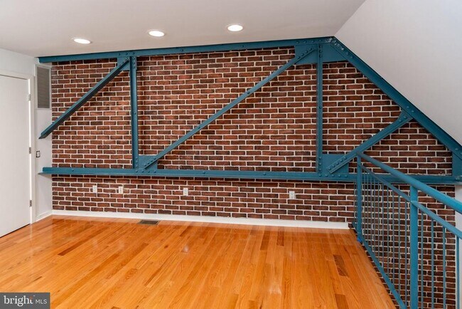 Building Photo - 36 Moore St