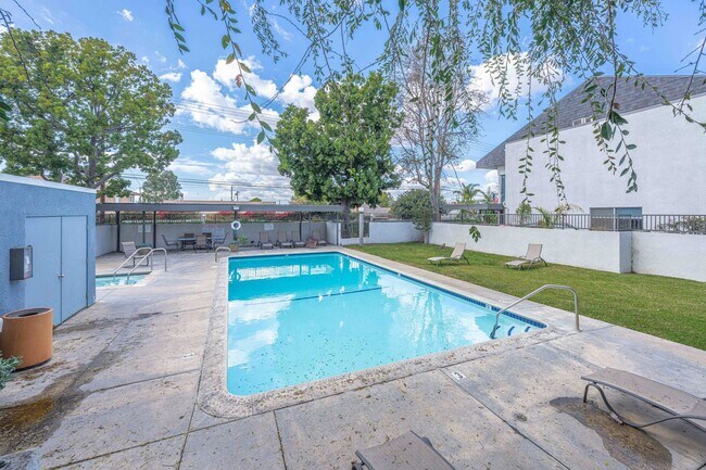 Building Photo - SPACIOUS 2 Bed Townhouse in Garden Grove