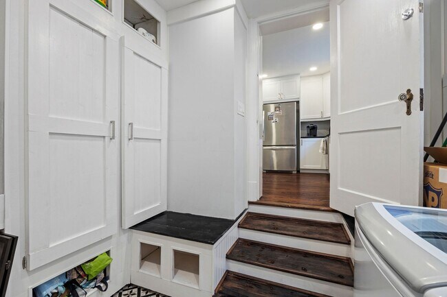 Building Photo - Beautiful 4 Bedroom Home off Of Cutshaw Ave! ***Available Early August 2026***