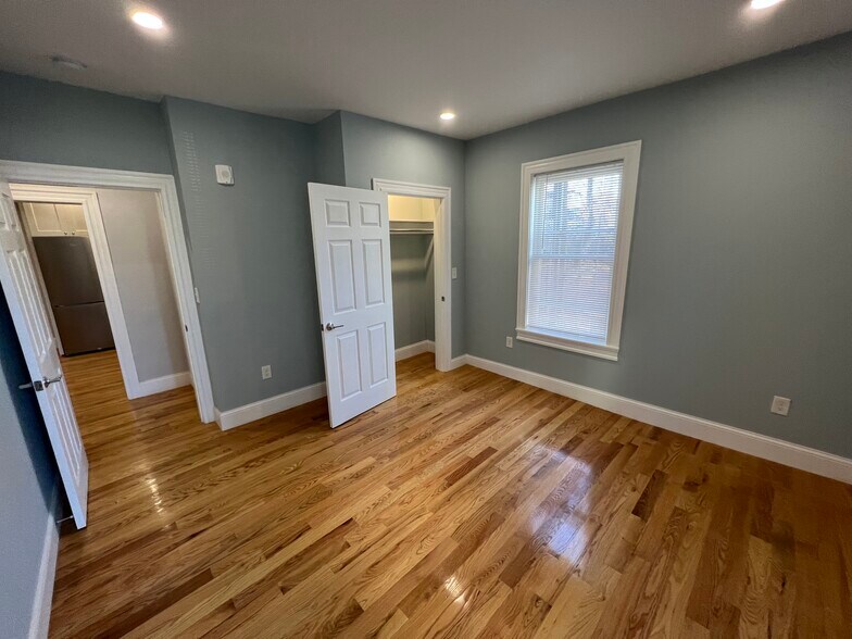 Building Photo - 132 1/2 Oxford St