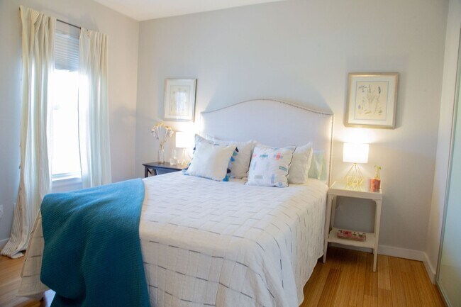 Building Photo - Chic 1-Bedroom Condo in North Capitol Hill...