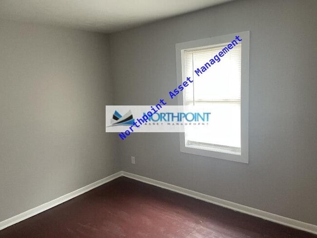 Building Photo - Three Bedroom With Fenced Back Yard