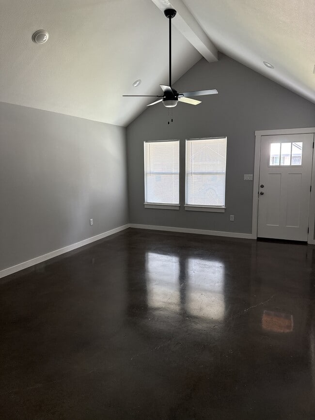 Building Photo - 104 Chloe Dr