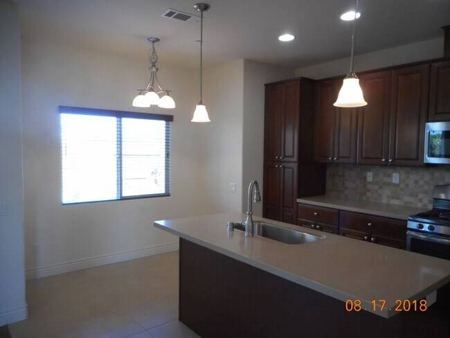 Building Photo - 305 Hampton Dr
