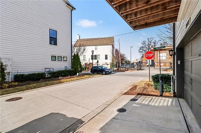 Building Photo - 2054 Rockledge Rd NE