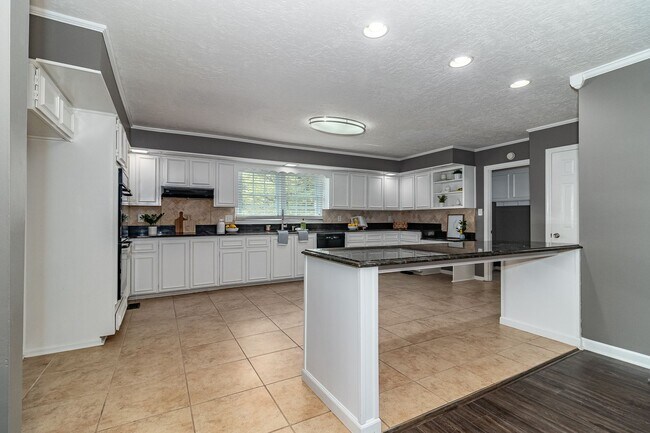 Building Photo - Beautiful and Updated 5 Bedroom Home