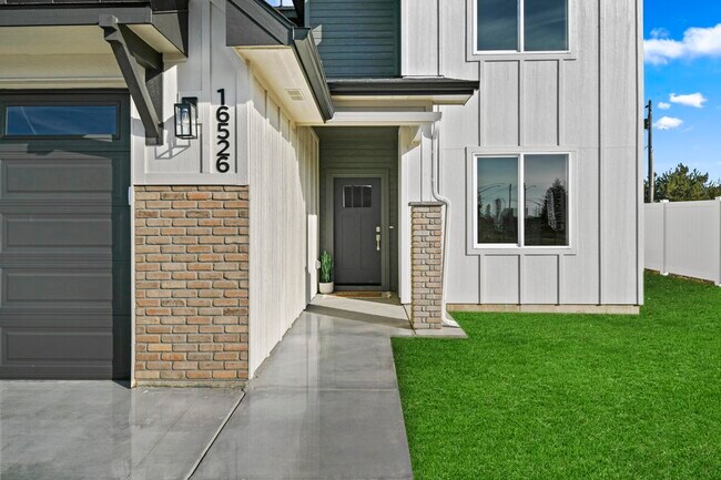 Building Photo - 16542 Red Oak Dr