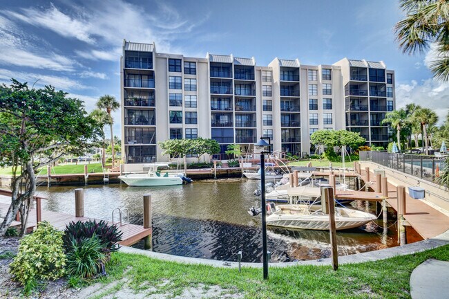 Building Photo - 16 Royal Palm Way