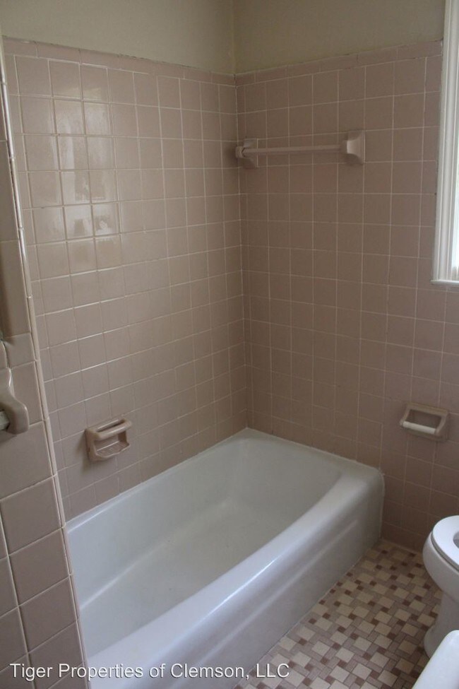 Building Photo - 2 br, 1 bath Room For Rent - 210 Cochran Rd