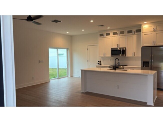 Building Photo - Great 3 bed 2.5 bath Duplex with Den and FENCED patio