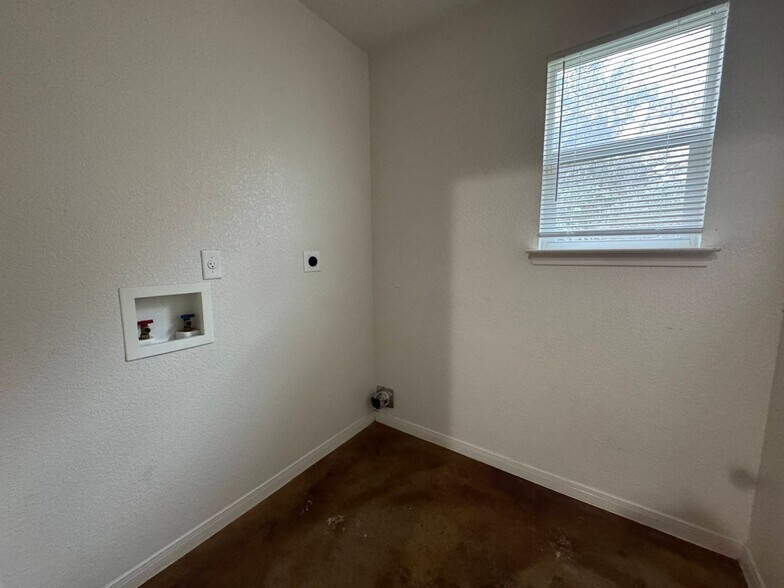 Building Photo - 107 Kings Ct