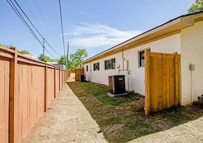 Building Photo - 306 W College St