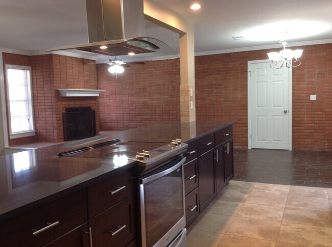 Building Photo - Gorgeous Remodel - North Austin Home!