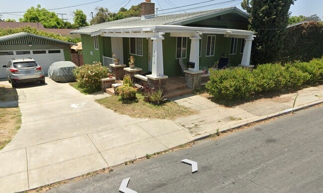 Building Photo - 2210 Las Flores Dr