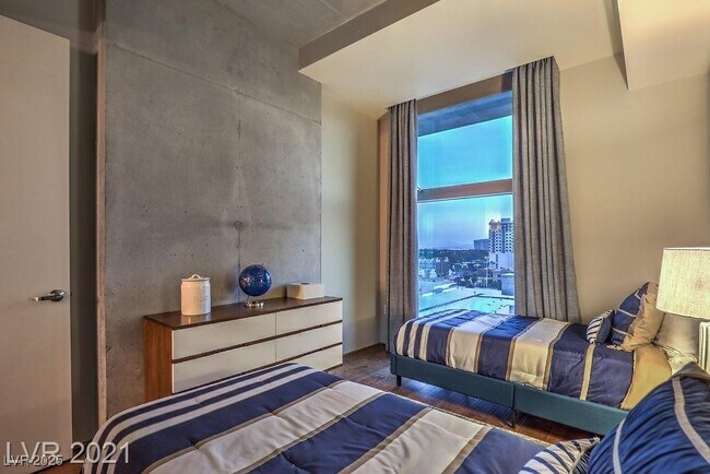 Building Photo - 353 E Bonneville Ave