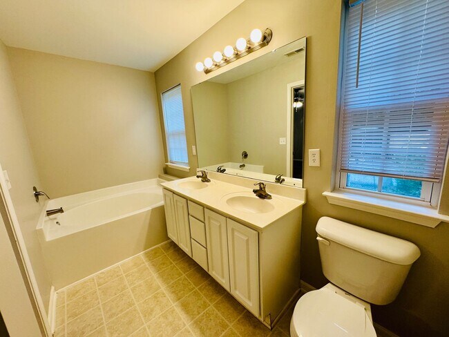 Building Photo - **Price just reduced & Move-in special of ...