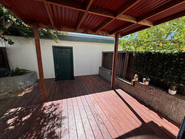 Building Photo - 2 Bedroom/1.5 Bathroom Townhouse Available in Union City!!