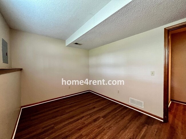 Building Photo - Cozy Duplex w/ Plenty of Space, LVP Flooring and a Fenced Yard!