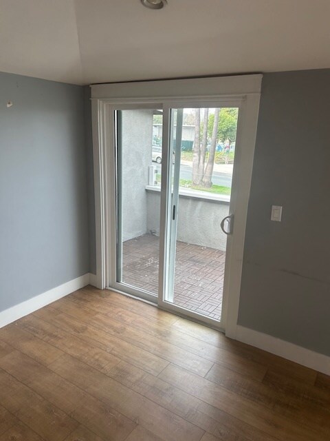 Living room to outside balcony - 1534 Manhattan Beach Blvd