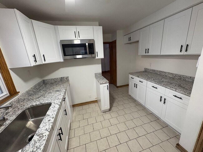 Building Photo - Newly remodeled single family with lots of space!!