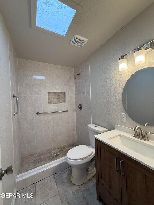 Building Photo - 955 Versailles Dr