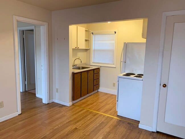 Building Photo - Bright One bedroom Woodlawn Apartment