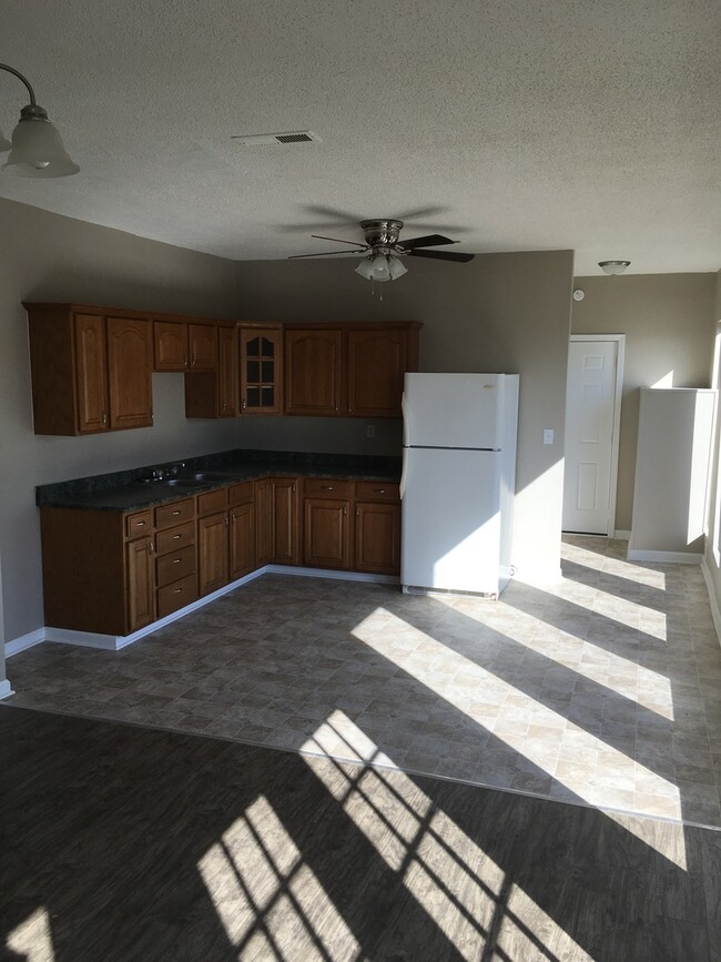 Building Photo - $800/ 2br 2 Bdr House for Rent $800 (990 A...