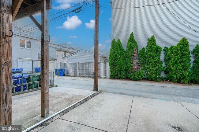 Building Photo - 1620 E Clement St