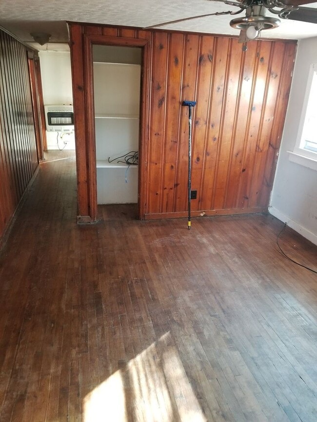 Building Photo - 2 Bed, 1 Bath Home