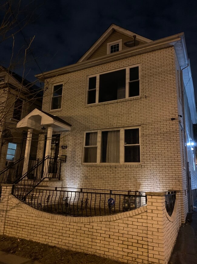 Building Photo - 529 Bond St