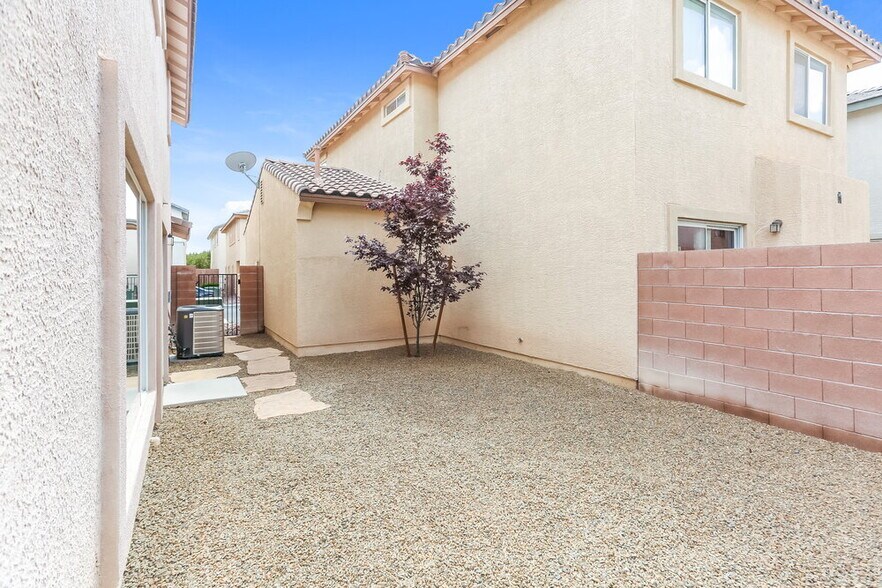 Building Photo - 1230 Maple Pines Ave