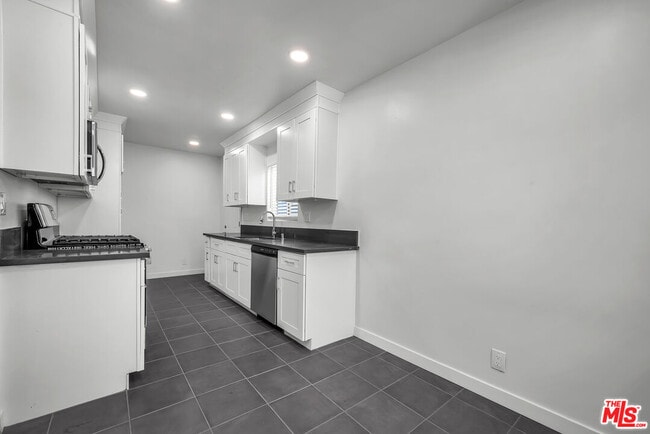 Building Photo - 1105 W 134th St