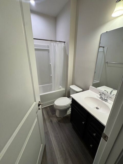 Building Photo - End unit 4 bedroom townhome!