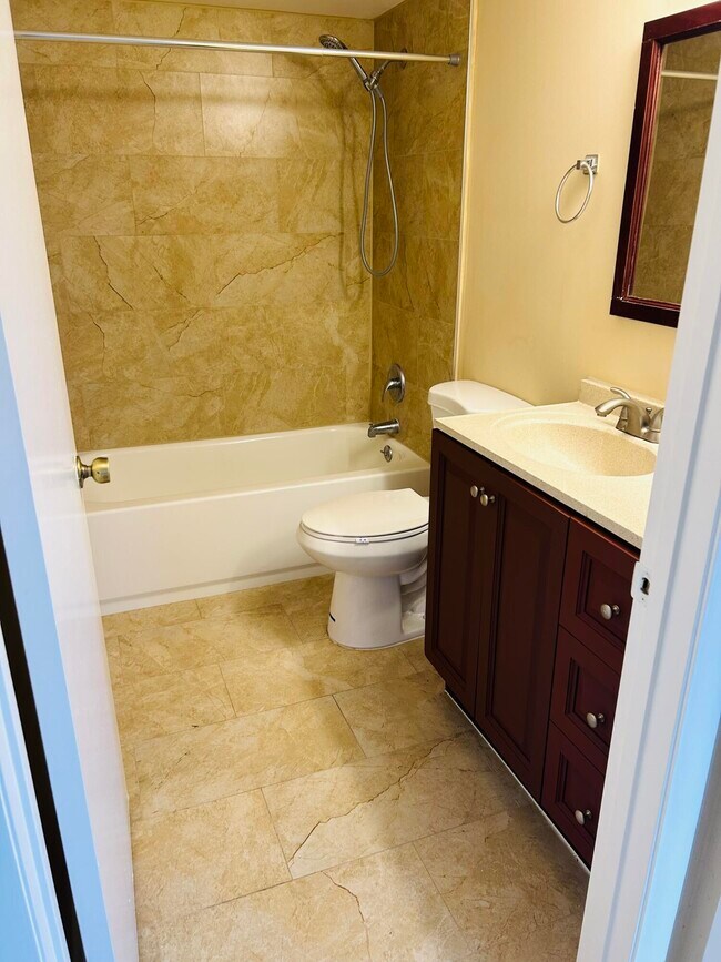 Building Photo - 6649 Somerset Dr