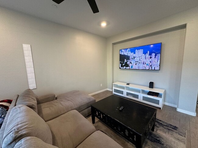 Building Photo - 4 bed 2.5 bath townhouse in The Crossings