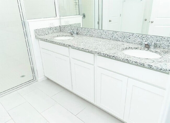 Building Photo - 445 Silver Palm Dr