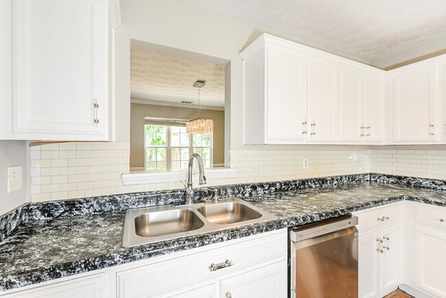 Building Photo - Ellenwood Comfort with Spacious Living