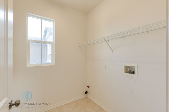 Building Photo - Spacious 3 Bed 2.5 Bath Condo in Orange!