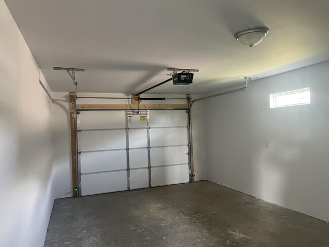 Building Photo - 1126 Three Corners Dr