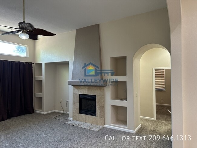 Building Photo - 2555 Crestmore Cir