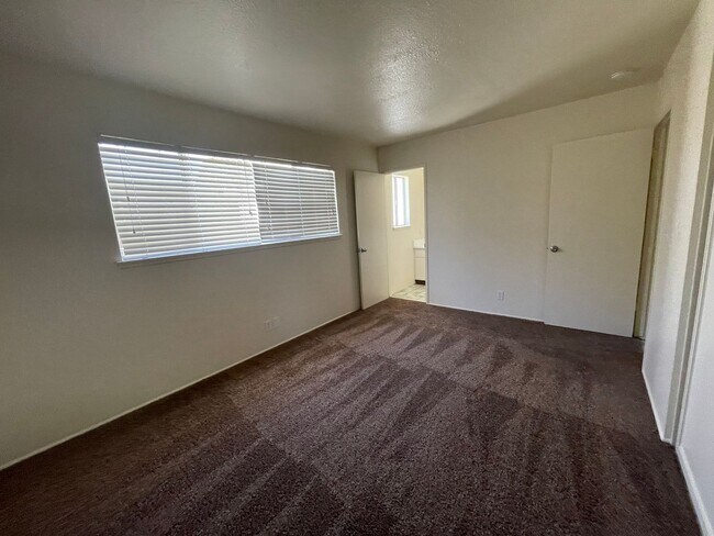 Building Photo - Victorville, 3 Bedroom, 2 Bathrooms, Large...