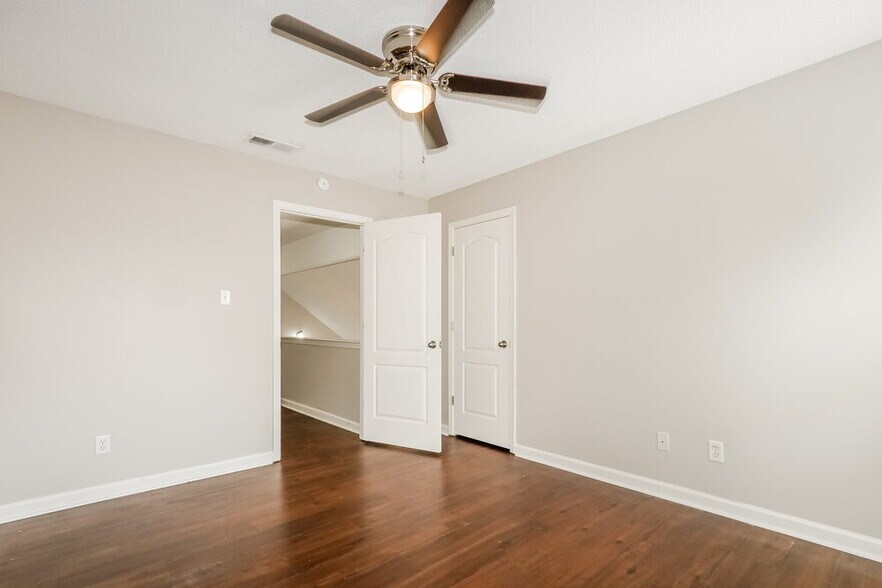 Building Photo - 10115 Cross Valley Dr
