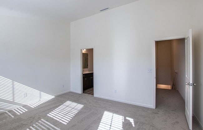 Building Photo - BEAUTIFUL 2 Bedroom Townhome in Midland - ...